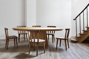 Oval Dining Table in Knotty Oak